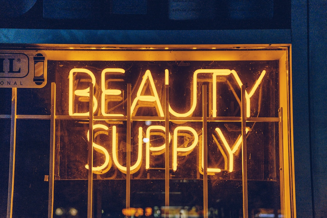 Ein Lichterkettenschriftzug wo Beauty Supply drauf steht